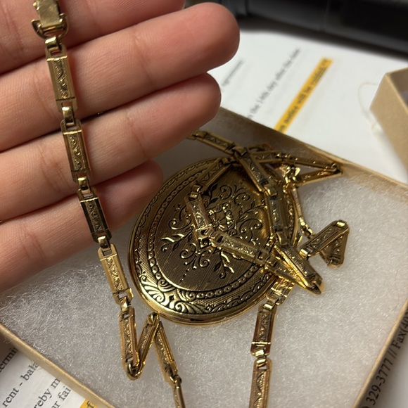 Vintage etched large oval Gold Locket book chain Necklace - Picture 3 of 4
